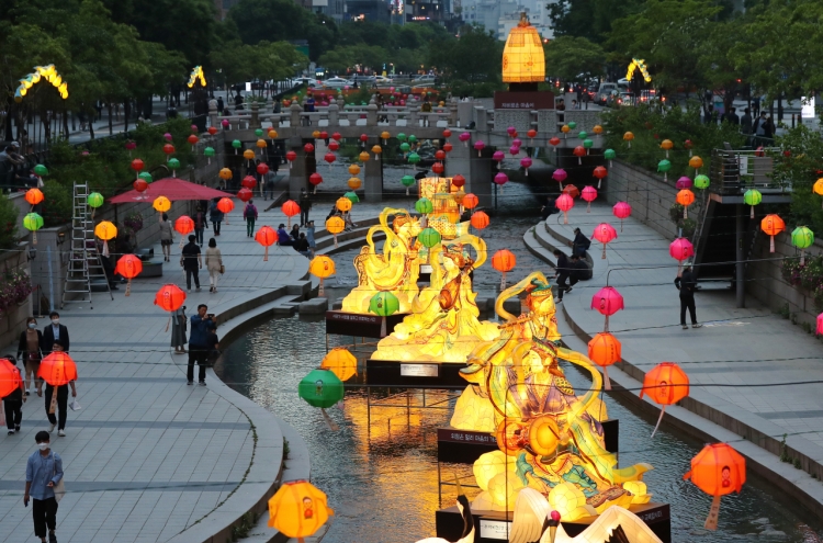 [Photo News] Buddhism-inspired lanterns light up Cheonggye Stream