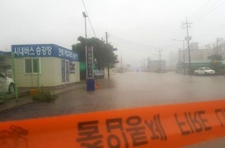 Coastal areas, Jeju hit hard by downpours and strong winds