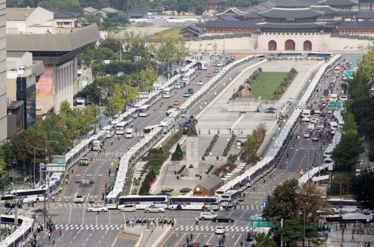 'Wall of buses' stirs up debate over how far police can go to stop rallies amid pandemic