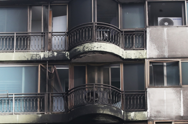 Police investigate cause of deadly fire at Gunpo apartment