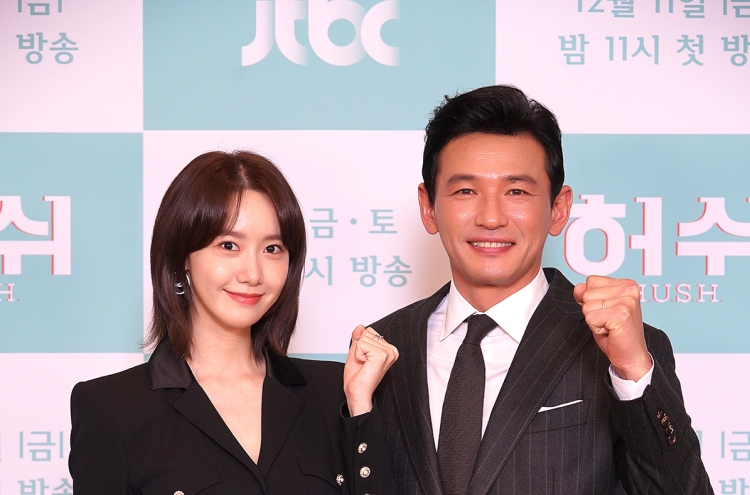 Hwang Jung-min, Yoona tackle life of reporter in ‘Hush’