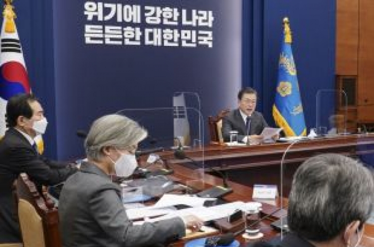 Moon to receive policy briefing on vaccine, antivirus efforts