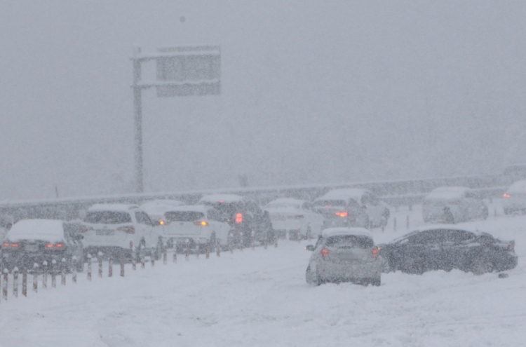 Hundreds of cars trapped on coastal highway amid heavy snow