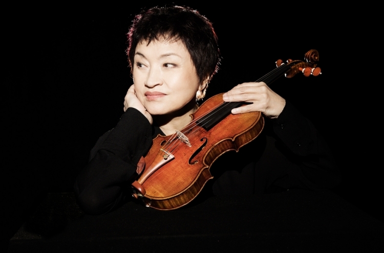 Violinist Chung Kyung-wha cancels performances due to hand injury