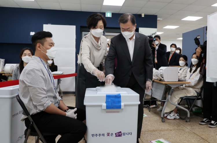 [Photo News] Early voting turnout for by-elections