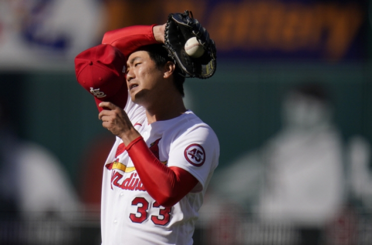Kim Kwang-hyun shrugs off bizarre inning, puts team first in no-decision