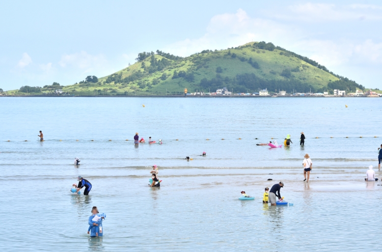 [Photo News] Jeju Island sees influx of travelers despite strong social distancing measures