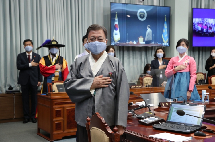 President Moon, clad in hanbok, presides over Cabinet meeting