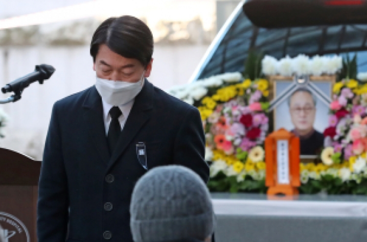Ahn to resume campaigning after funerals of campaign workers