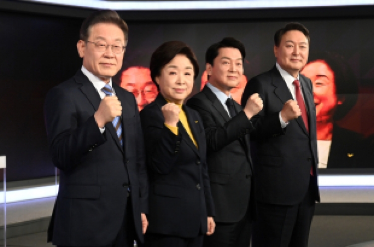 Yoon leads Lee in hypothetical two-way race: polls