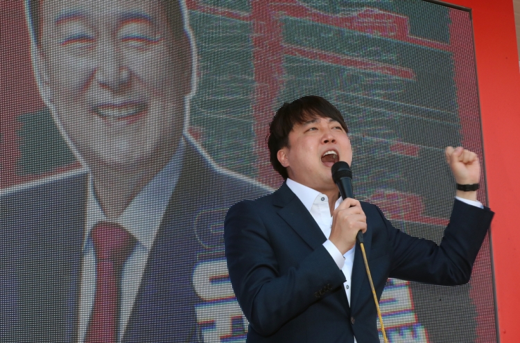 Lee Jun-seok says women are less likely to vote than men