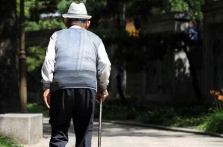 More Koreans end marriage at older age: data