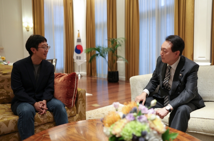 Yoon meets Fields Medal winner Huh in New York
