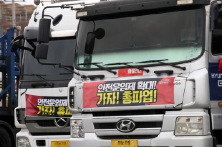 Yoon to review executive order to force truckers back to work