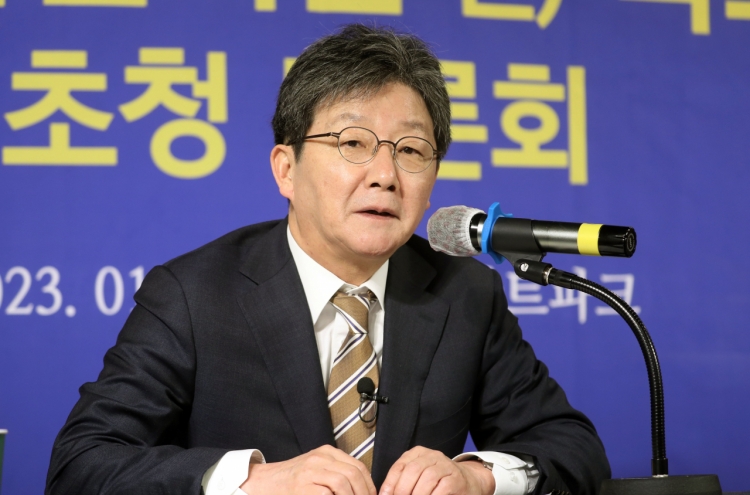 Ex-lawmaker Yoo bows out of ruling party leadership race