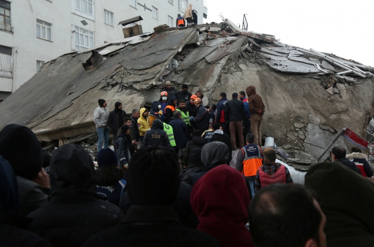 Yoon orders humanitarian aid for quake-hit Iran, Turkey