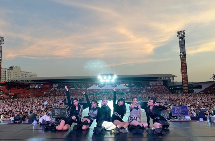 Everglow meets with local fans in Thailand at Sound Check Festival