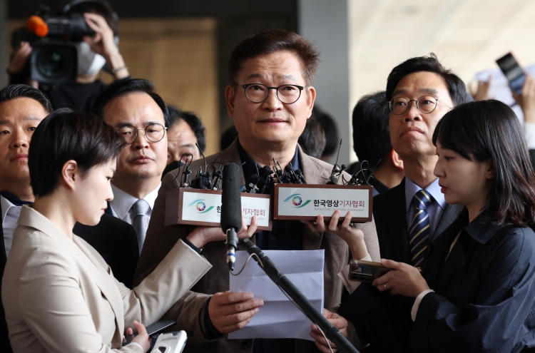 Former opposition leader decries political persecution in 'cash envelope' probe