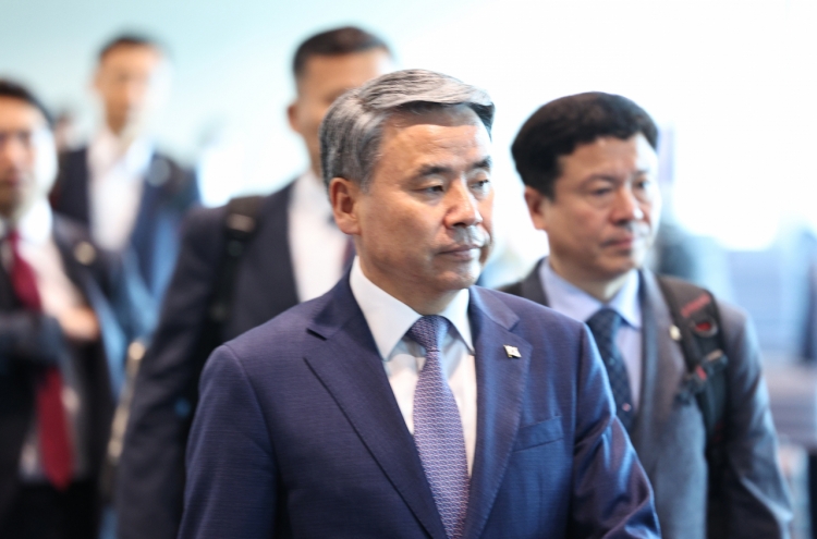 S. Korea's defense chief departs for Singapore for security forum