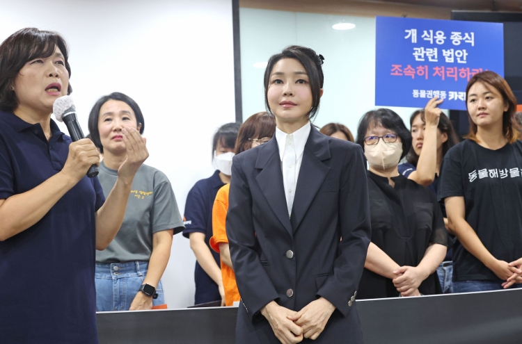 South Korea's first lady backs dog meat ban