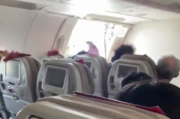 Asiana mishandled midair door-opening, ministry rules