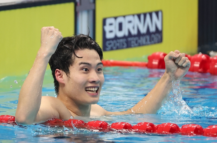 Swimmer Hwang Sun-woo sprints to 200m freestyle gold