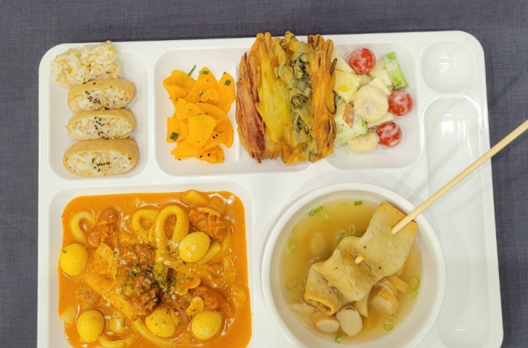 [Weekender] [K-School] From lobster to rose tteokbokki, Korean school food continues to evolve