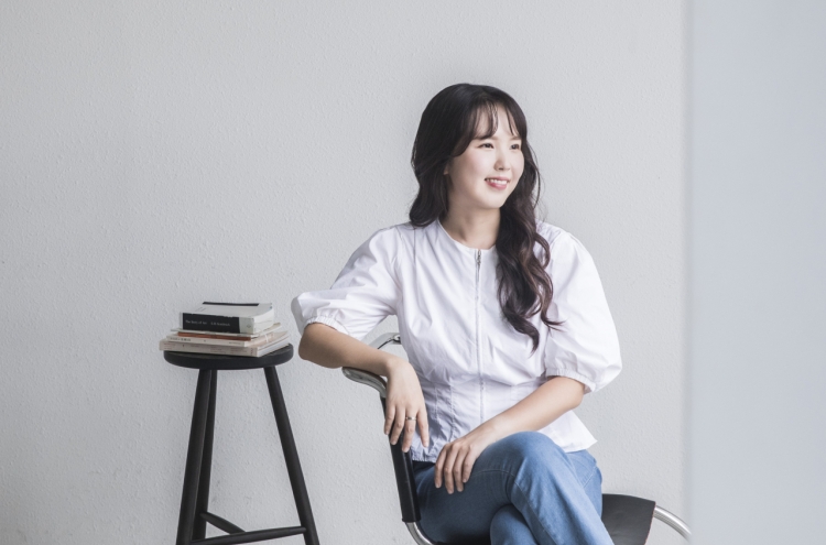 [Latest Read] Park So-young takes readers to ‘Snowglobe’ where privacy is new currency