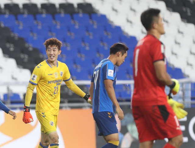 14일 울산 문수축구경기장에서 열린 2021 아시아축구연맹(AFC) 챔피언스리그(ACL) 16강 울산 현대와 가와사키 프론탈레의 경기에서 승부차기로 승리한 울산 골키퍼 조현우 옆으로 가와사키 골키퍼 정성룡이 지나가고 있다. 연합뉴스