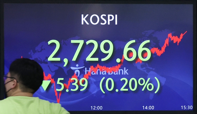 An electronic board showing the Korea Composite Stock Price Index (Kospi) at a dealing room of the Hana Bank headquarters in Seoul on Monday. (Yonhap)