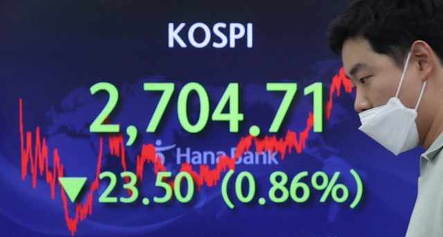 An electronic board showing the Korea Composite Stock Price Index (Kospi) at a dealing room of the Hana Bank headquarters in Seoul on Friday. (Yonhap)