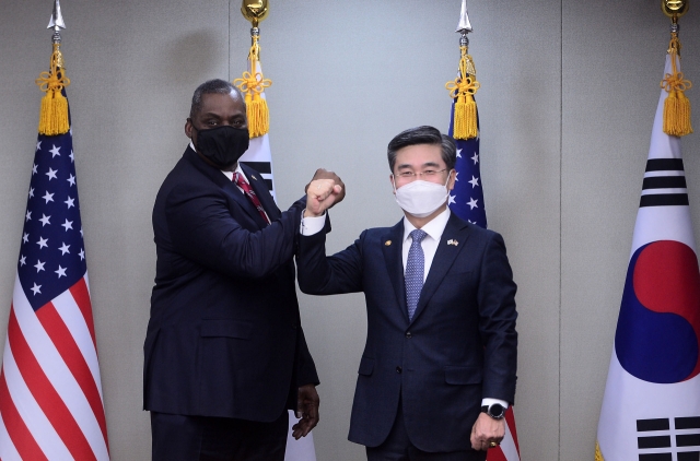 This file photo, taken Dec. 2, 2021, shows Defense Minister Suh Wook (R) and his US counterpart, Lloyd Austin, posing for a photo before their talks in Seoul. (Yonhap)