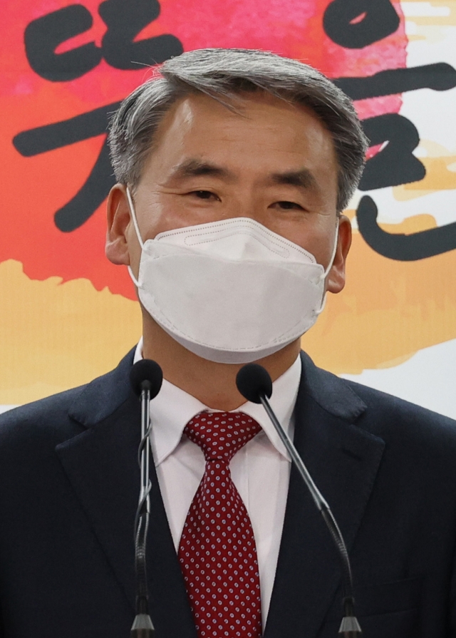 Lee Jong-sup, defense minister nominee for the incoming Yoon Suk-yeol government, speaks at a news conference held at the presidential transition committee headquarters in Seoul on April 8. (Yonhap)