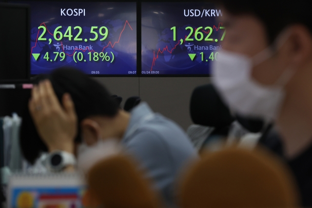 An electronic board showing the Korea Composite Stock Price Index (Kospi) at a dealing room of the Hana Bank headquarters in Seoul on Tuesday. (Yonhap)