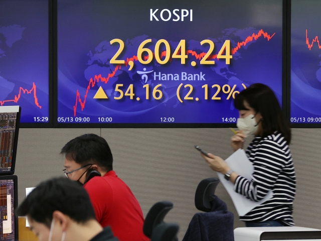 An electronic board showing the Korea Composite Stock Price Index (Kospi) at a dealing room of the Hana Bank headquarters in Seoul on Tuesday. (Yonhap)