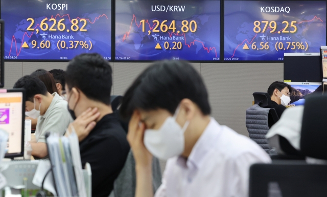 An electronic board showing the Korea Composite Stock Price Index (Kospi) at a dealing room of the Hana Bank headquarters in Seoul on Thursday. (Yonhap)