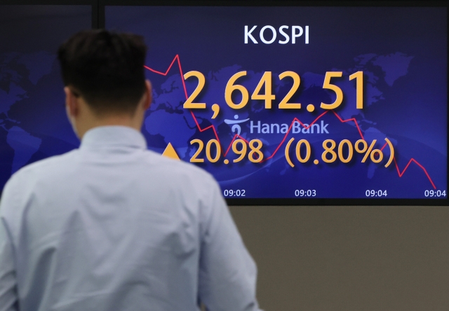 An electronic board showing the Korea Composite Stock Price Index (Kospi) at a dealing room of the Hana Bank headquarters in Seoul on Monday. (Yonhap)