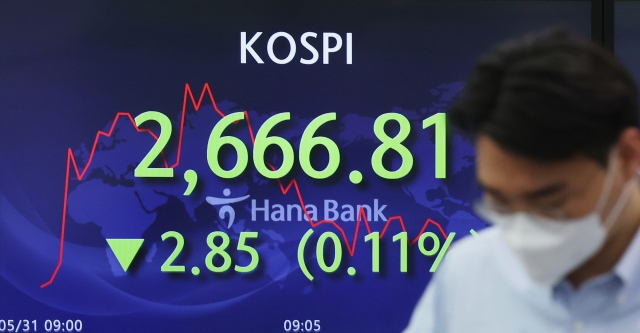 An electronic board showing the Korea Composite Stock Price Index (Kospi) at a dealing room of the Hana Bank headquarters in Seoul on Tuesday. (Yonhap)