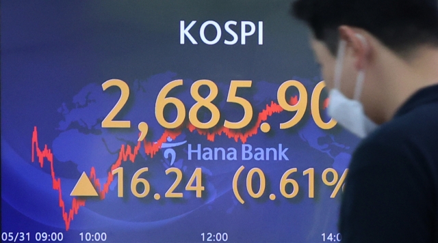 An electronic board showing the Korea Composite Stock Price Index (Kospi) at a dealing room of the Hana Bank headquarters in Seoul on Tuesday. (Yonhap)