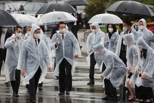 President Yoon Suk-yeol (3rd from L) arrives at Seoul National Cemetery in Seoul on Sunday, to attend a Memorial Day ceremony. (Yonhap)