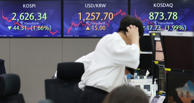 An electronic board showing the Korea Composite Stock Price Index (Kospi) at a dealing room of the Hana Bank headquarters in Seoul on Tuesday. (Yonhap)