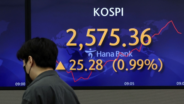 An electronic board showing the Korea Composite Stock Price Index (KOSPI) at a dealing room of the Hana Bank headquarters in Seoul on Monday. (Yonhap)