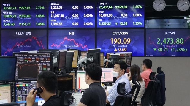 An electronic board showing the Korea Composite Stock Price Index (Kospi) at a dealing room of the Hana Bank headquarters in Seoul on Tuesday. (Yonhap)