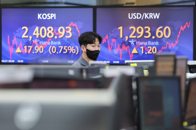 An electronic board showing the Korea Composite Stock Price Index (Kospi) at a dealing room of the Hana Bank headquarters in Seoul on Tuesday. (Yonhap)