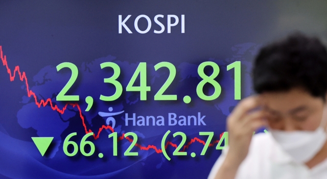 An electronic board showing the Korea Composite Stock Price Index (Kospi) at a dealing room of the Hana Bank headquarters in Seoul on Thursday. (Yonhap)