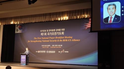 Defense Minister Lee Jong-sup speaks during a breakfast meeting with former and current South Korean and US officials at a hotel in Seoul on Thursday. (Yonhap)