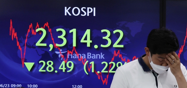 An electronic board showing the Korea Composite Stock Price Index (Kospi) at a dealing room of the Hana Bank headquarters in Seoul on Thursday. (Yonhap)