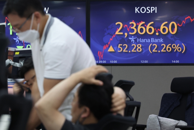 An electronic board showing the Korea Composite Stock Price Index (Kospi) at a dealing room of the Hana Bank headquarters in Seoul on Friday. (Yonhap)