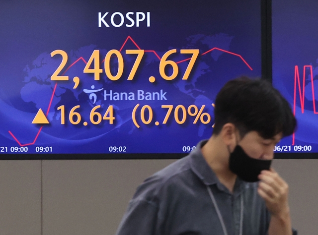 An electronic board showing the Korea Composite Stock Price Index (Kospi) at a dealing room of the Hana Bank headquarters in Seoul on Tuesday. (Yonhap)