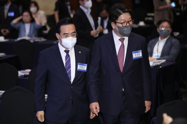 This file photo taken June 22, 2022, shows ruling People Power Party floor leader Kweon Seong-dong (R) and main opposition Democratic Party floor leader Park Hong-geun at an event in Seoul. (Yonhap)